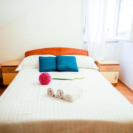 The Florens Residence Near The Beach With The Pool, Bbq And Kids Playground, Zadar Diklo الغرفة الصورة