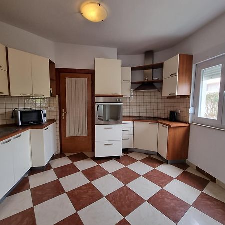 The Florens Residence Near The Beach With The Pool, Bbq And Kids Playground, Zadar Diklo الغرفة الصورة