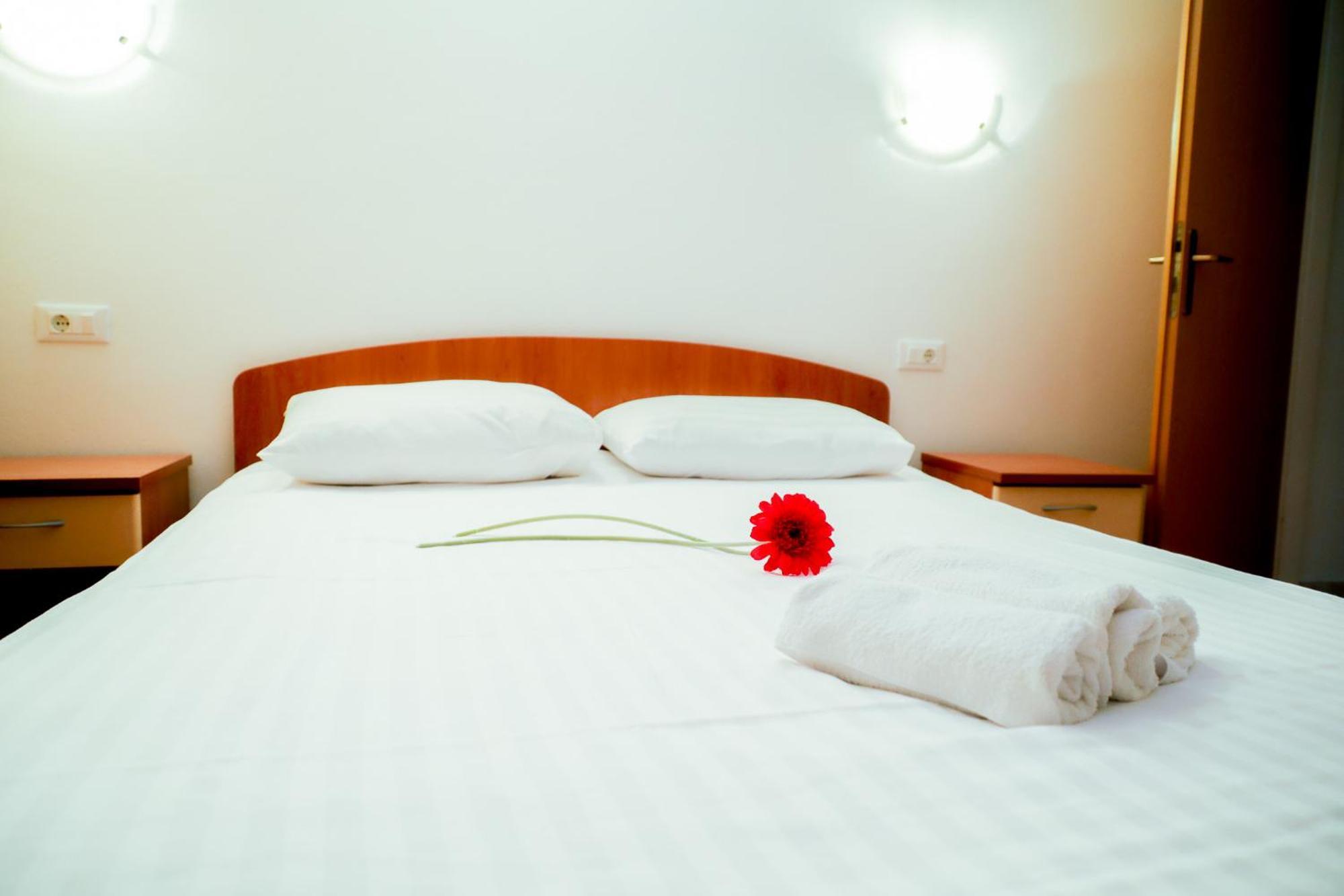 The Florens Residence Near The Beach With The Pool, Bbq And Kids Playground, Zadar Diklo الغرفة الصورة